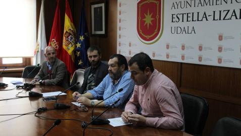 El comentarista Juan Mari Guajardo; el alcalde de Estella, Koldo Leoz; Miguel Ángel García Mitxelena, presidente del C.C. Estella; y Rubén Goñi, director del área de Deportes del Gobierno de Navarra; en la presentación del recorrido.