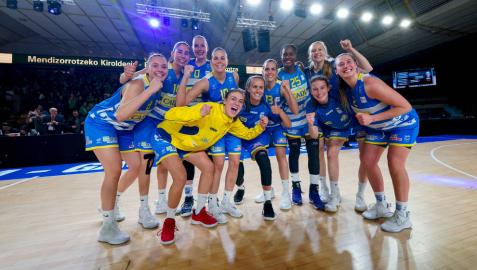 La navarra Irati Etxarri, a la izquierda con el dorsal 8, celebra el pase a semifinales tras superar al Araski.