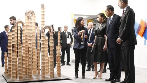 Los Reyes evitan la polémica en ARCO y no pasan junto al 'ninot' de Felipe VI