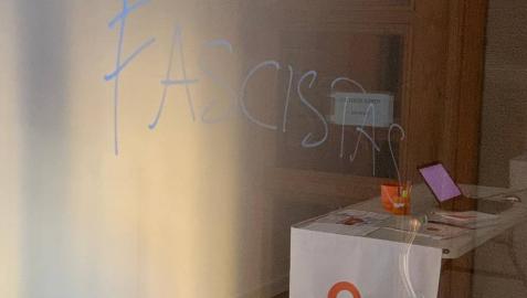 Aparecen pintadas con insultos en la sede de Ciudadanos Navarra
