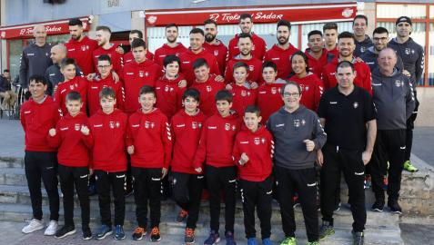Los jugadores del equipo infantil, que disputa la Minicopa, posan junto a los de Osasuna Magna antes de salir hacia Valencia.