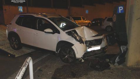Un conductor ebrio se empotra en Pamplona contra un expendedor de tickets