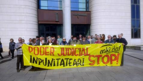 Los colectivos se han concentrado frende al Palacio de Justicia de Pamplona.