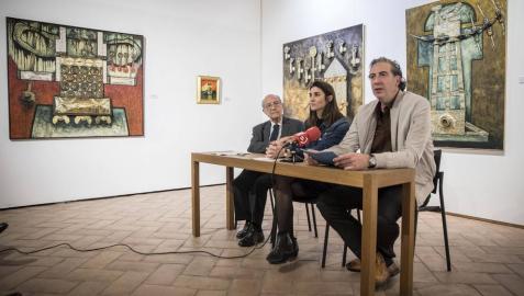 De izda a dcha: José Corredor-Matheos, Maitena Muruzábal y Alfredo Díaz de Cerio, rodeados de tres grandes obras del artista en las que el metal fue protagonista.