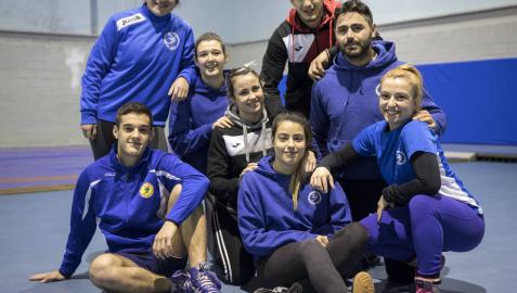 De izda. a dcha., Iñaki Arbea (sentado), Itziar Rekalde (de pie), Elena Arbea (de rodillas), Aintzane Gorria (de rodillas), Miren Huarte (sentada), Atanas Dayliev (de pie), Ahmed Panev (de rodillas) y Elena Arraiza (agachada), en el gimnasio del Polideportivo Elizgibela.