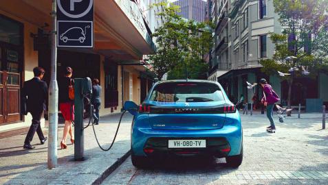 REPOSTAJE ELÉCTRICO. Esta imagen supone un hito en la historia de este modelo tan popular. Ahora también dispondrá de un corazón eléctrico.