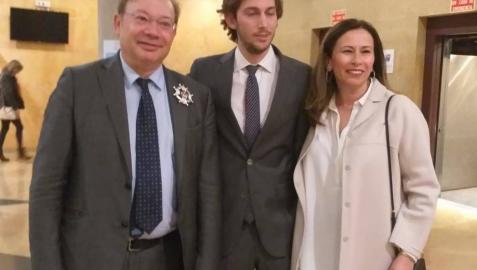 Javier Orduña, a la izquierda, con su hermana y sobrino tras recoger el 26 de febrero la Cruz de Honor de la Orden de San Raimundo de Peñafort, una condecoración del Ministerio de Justicia.