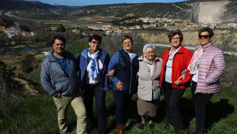 Con Liédena al fondo, desde la izquierda, Miguel Oliver Ruiz, Ana Esther González López, Anabel Latorre Beaumont, Magdalena Leoz Iroz, María Luisa Areso Artajo, y Puri Carlos Artajo.