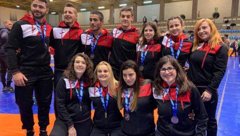 Ocho medallas y título para el Club de Lucha Burlada