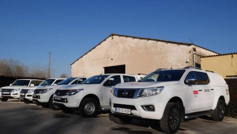 Los nuevos vehículos, en el parking de la sede de la demarcación central en la finca de Miluze en Pamplona.