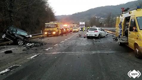 Dos muertos al colisionar dos turismos en Lena, Asturias