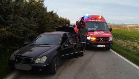 Queda inconsciente tras chocar con su vehículo contra una cuneta