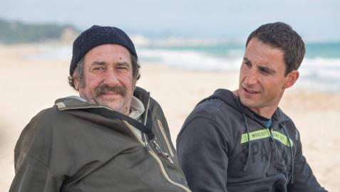 El actor Karra Elejalde (izda) se convierte en la película 100 días en el suegro de Ramón, un treintañero que padece esclerosis múltipe y que interpreta Dani Rovira (dcha).