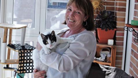 Pilar Nieto Jiménez sostiene entre los brazos a Forrest, el gato que hace cuatro meses llegó a sus vidas de casualidad.