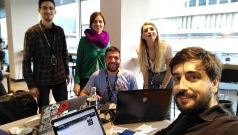 Iñaki Úcar, a la izquierda y de pie. Después aparecen Almudena M. Castro, Juan Martínez, Rosa Narvaez y José Luis Martín-Oar, el resto de los miembros del equipo.