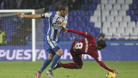 Fran Mérida cae al suelo durante una jugada frente al Dépor en Riazor.