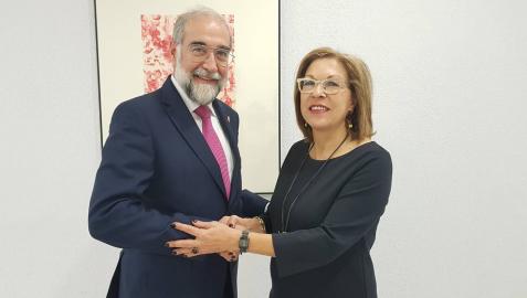 El consejero Domínguez, con la consejera de Sanidad de Aragón, Pilar Ventura.