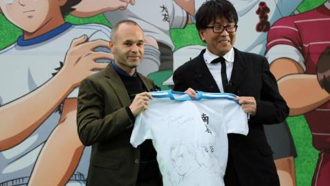 Iniesta inaugura en Tokio una estación dedicada a la serie 'Oliver y Benji'