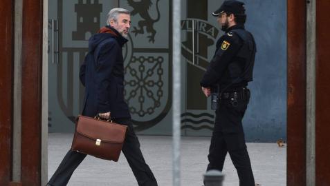 El exministro del Interior y expresidente de la Comisión de Auditoría Bankia, Ángel Acebes, a su llegada a la Audiencia Nacional para declarar en el juicio por la salida a Bolsa de Bankia.