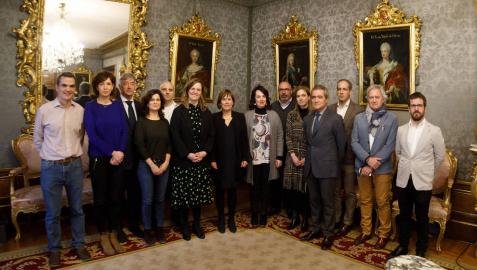La Presidenta de Navarra, Uxue Barkos, junto a la presidenta del Parlamento, Ainhoa Aznarez, la decana del Colegio Oficial de Arquitectos Vasco-Navarro, Matxalen Acacuso, y e presidente de la delegación Navarra del COAVN, Patxi Chocarro y resto de representantes.
