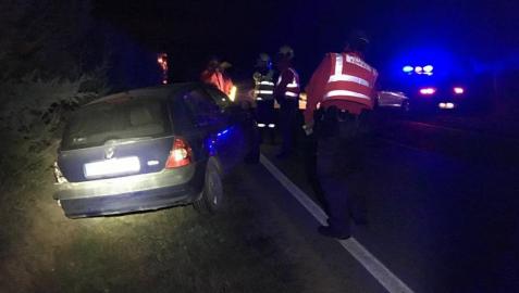 Bomberos y Policía Foral asisten al herido en el accidente de Larraga tras la salida de vía.