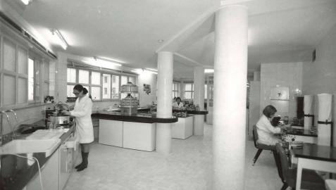 Fotografía de mujeres trabajando en el laboratorio del Hospital de Navarra.