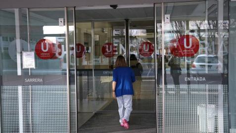 Una sanitaria entra al edificio de Urgencias del Complejo Hospitalario de Navarra.