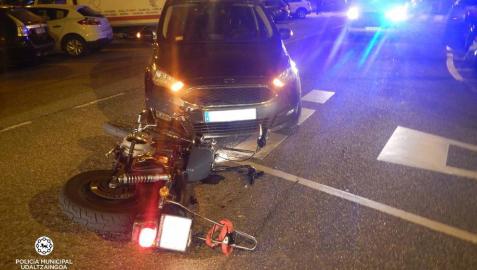Estado de la motocicleta tras colisionar contra el turismo este lunes en la calle de Monasterio de la Oliva, en Pamplona.