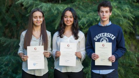 De izquierda a derecha, Maite Losarcos (tercera), Maider Manterola (ganadora) y Tomás de Navascués (segundo).