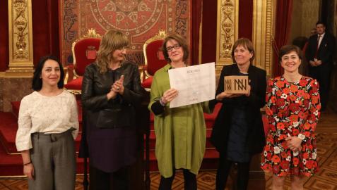 Las tres representantes de la Asociación Alaiz que han recogido el premio, junto a la Presidenta Barkos y la consejera Ollo.