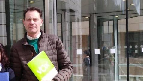 El presidente de Vox en Lleida, José Antonio Ortiz, en la puerta del edificio judicial de Lleida este lunes.
