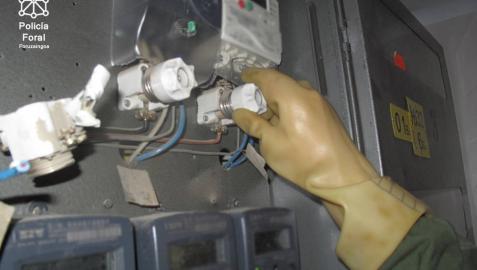 Momento de la comprobación de los contadores en el edificio.