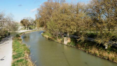 Un tramo del Canal Imperial de Aragón a su paso por Zaragoza.