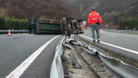 Estado del camión tras volcar en la A-15.