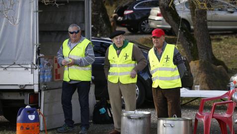 Javier Echeverría Leoz, de 82 años, y José Salas, de 69, con dos cacerolas de caldico.