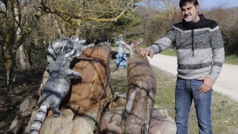 Animales esculpidos en la raíz de un roble, obra de Ángel Illera, en la regata Iturralde de Lerga.
