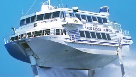 Un ferry hidroala con dirección a la isla de Sado.