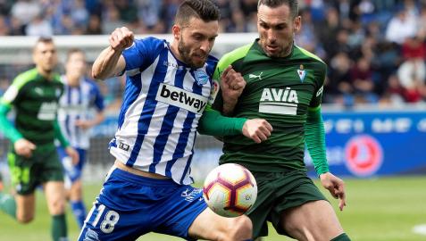 El delantero del Alavés Borja Bastón pelea un balón con el defensa del Eibar Anaitz Arbilla.