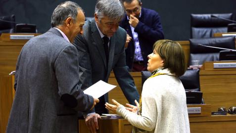 Barkos y Koldo Martínez, junto a Araiz en el Parlamento.