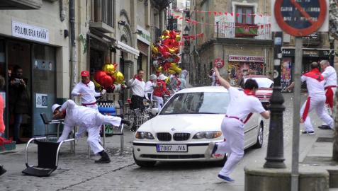 El equipo de rodaje de la película china 'Line Walker II' ha filmado esta semana en tafalla. la escena estrella ha sido la de una persecución de coches que se desarrolla durante un supuesto encierro de san fermín. cientos de navarros han participado en el rodaje como figurantes