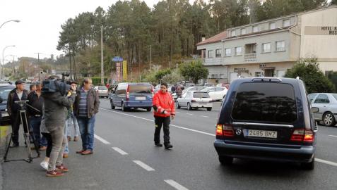 Los coches fúnebres con los dos cuerpos sin vida de un hombre de 46 años, que ha asesinado a su mujer tras lo cual se ha quitado la vida en Pontevedra.