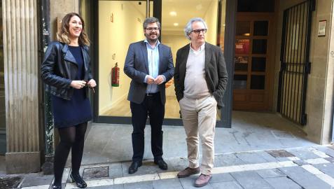 Los dirigentes de Ciudadanos Navarra Ruth Goñi, Fran Hervías, Carlos Pérez-Nievas, frente a la sede del partido en la calle Calceteros de Pamplona.