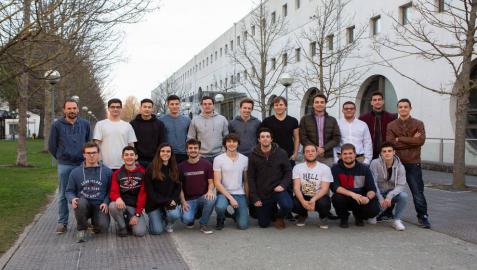 Estudiantes de Ingeniería Informática posan en el campus de la UPNA antes de comenzar el desafío de Google.