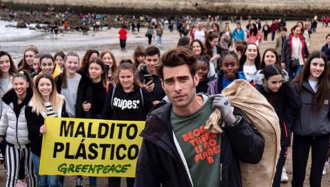 Kortajarena recogiendo residuos con Greenpeace en la playa vizcaína de Ereaga.