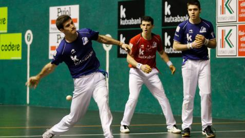 Zabaleta aúpa a Irribarria hacia la final