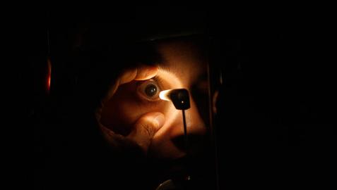 Un oculista examina el ojo de un paciente.