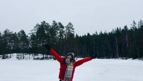 La alegría de Araitz Claramunt Oregi, de 22 años, en un paisaje nevado de Finlandia.