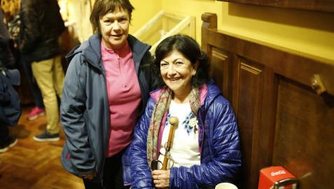 Asun García Ruiz y Lucía Torrellas Sesma, peregrinas de Castejón, este domingo en Javier.