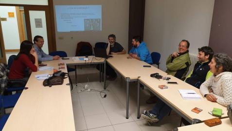 Participantes en la sesión de tuiteros de la zona de Irati-Orreaga que tuvo lugar ayer por la tarde en la casa de cultura de Burguete.