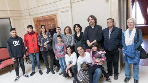 De izda.a dcha., Ismael Asrih Abata y Miguel Recasens Giganto (Skatepark); Patricia Pérez Jiménez con su hijo (ampliación del parque infantil del colegio Elvira España); Jason Quiñones y Matías Escribano Durana (gimnasio de boxeo y defensa personal); los ediles Silvia Cepas, Marisa Marqués y Daniel López; Pablo Viela Rodríguez (corredor verde de La Mejana); y Fabiola Barbarin Morras (acceso a la residencia torre Monreal). Agachados, Andrea Barral Lucas y Esteban Sanz Clemos, con sus hijos Guillermo y Victoria (Pump Track).
